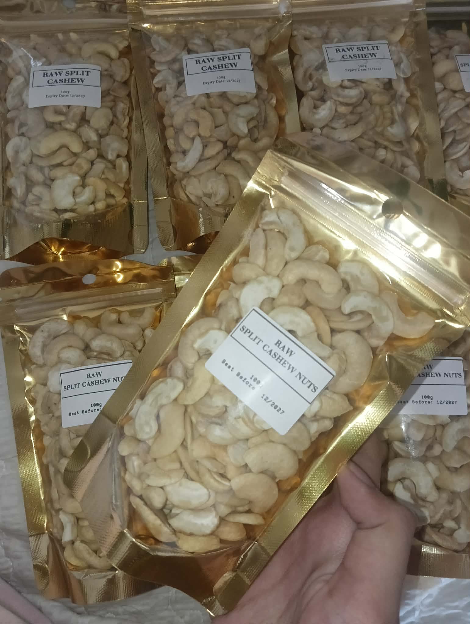 Raw Split Cashew Nuts (100g) – Resealable Gold Pack